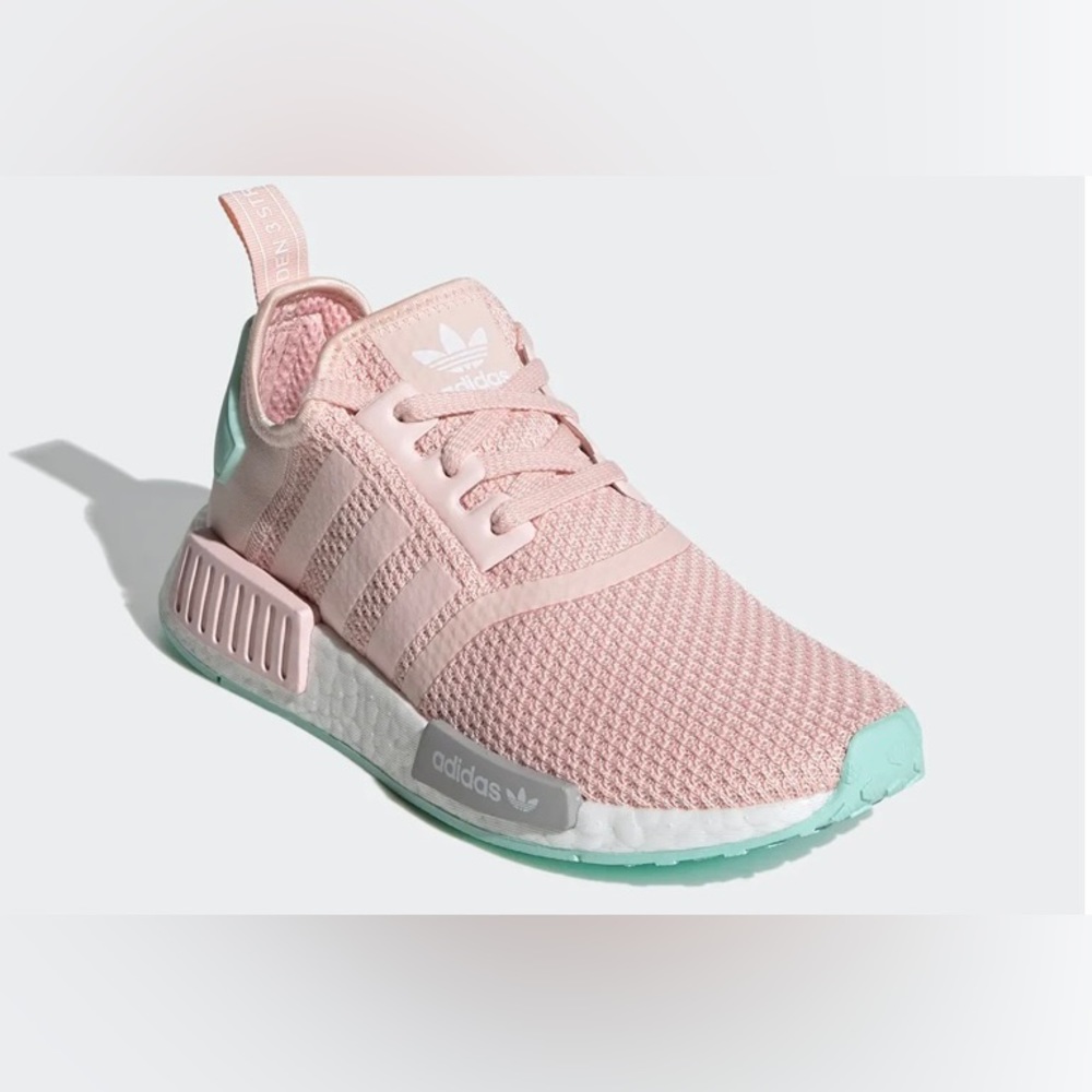 ✨Woman's Addias NMD woman's sneakers✨